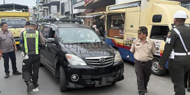 Petugas merazia kendaraan di Jalan Merdeka, Siantar Barat