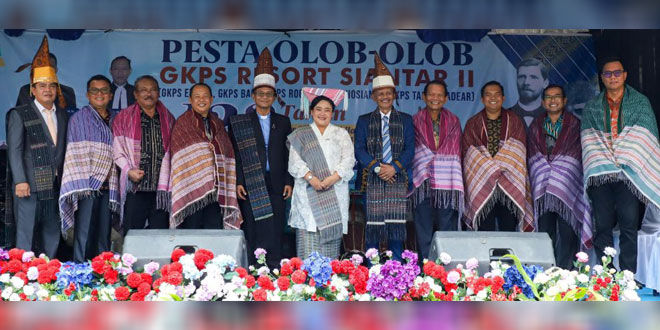 Jemaat dan tokoh kota menghadiri Pesta Olob-olob GKPS Resort Siantar II di Balai Bolon