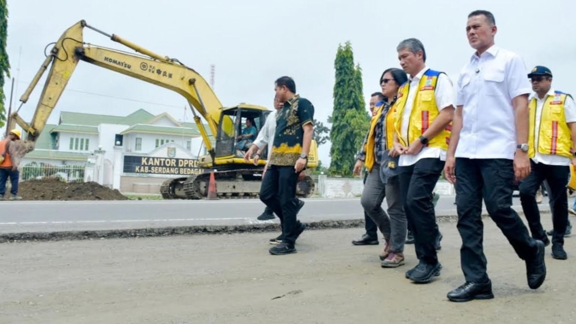 Musa Rajekshah dan Wabup Adlin Tambunan meninjau progres pelebaran jalan nasional di Sei Rampah