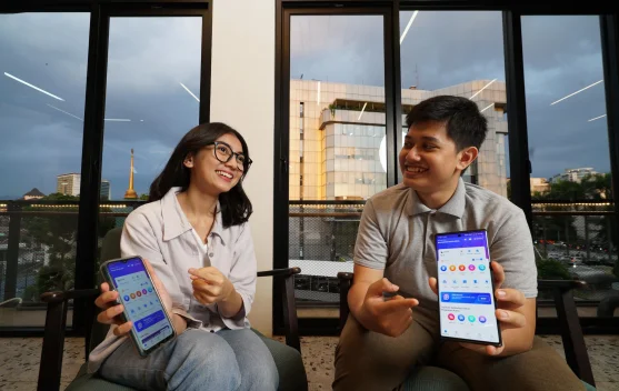 Penumpang menggunakan aplikasi Access by KAI di stasiun untuk pembelian tiket