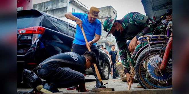 Bupati memimpin gotong royong di Tanjungtiram dengan alat berat dan warga membersihkan lingkungan