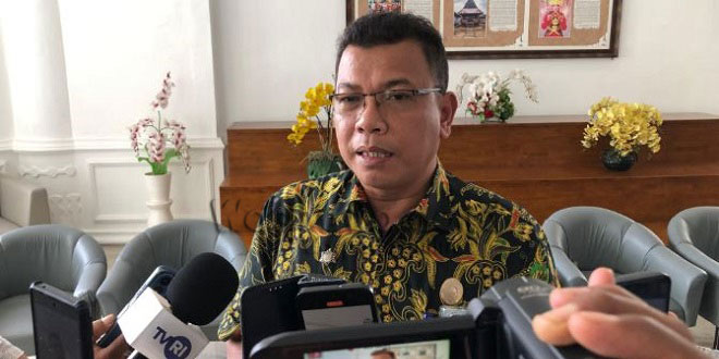 Petugas BPBD memadamkan kebakaran lahan di Samosir dengan peralatan pendukung