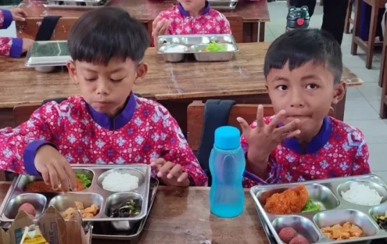 Anak dan guru makan bersama di sekolah dalam program MBG sambil menerapkan kebiasaan sehat