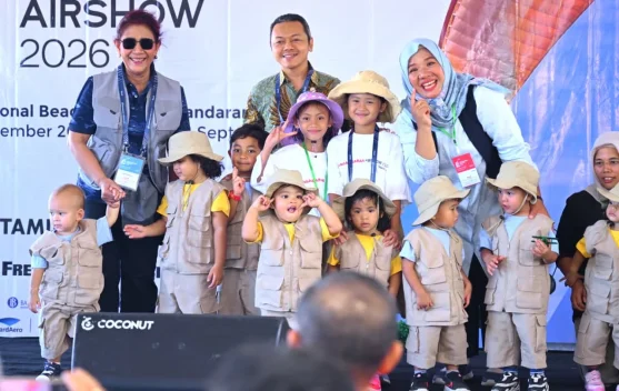 Wamendikdasmen Fajar Riza Ul Haq dan Susi Pudjiastuti meresmikan Susi Environmental School di Pangandaran