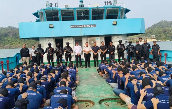 Kapal membawa warga binaan menuju Nusa Kambangan saat pemindahan