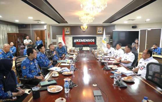 Kadet Universitas Pertahanan mendampingi siswa Sekolah Rakyat dalam kegiatan pengabdian
