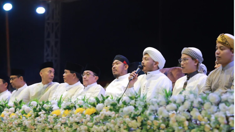 Ribuan ASN dan masyarakat mengikuti Madura Berselawat di GOR A. Yani Pangligur Sumenep