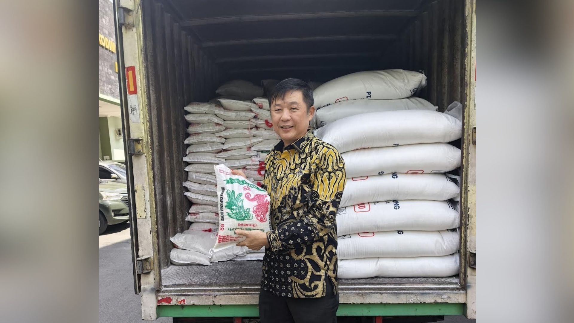 Handoko Hardjono menyerahkan 1 ton beras di Kantor Intel Kodim Deliserdang sebagai dukungan bhakti sosial