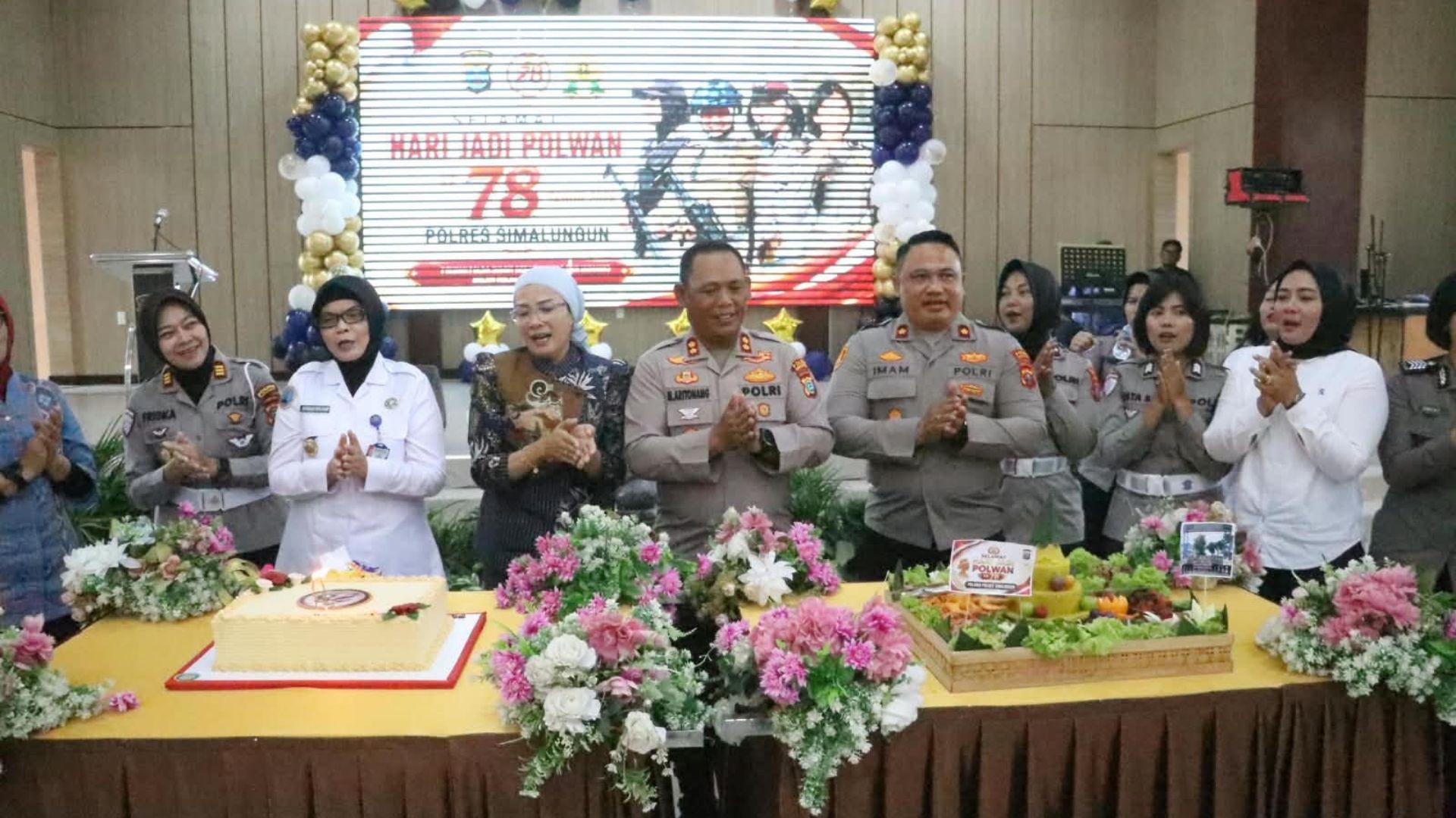 Kapolres Simalungun AKBP Marganda Aritonang bersama Polwan saat syukuran Hari Jadi Polwan ke-78