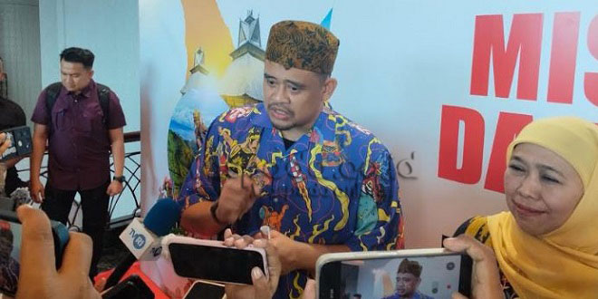 Petani dan pengusaha memuat hortikultura dan arang untuk pengiriman antarprovinsi