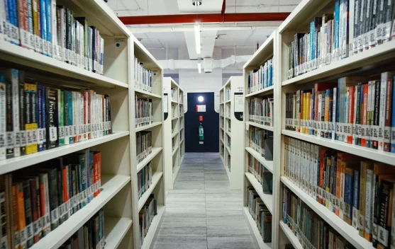 Pengunjung membaca dan meminjam buku di perpustakaan saat Hari Kunjung Perpustakaan