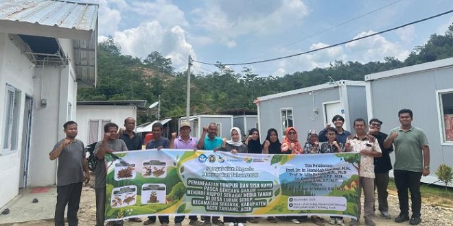 Biopot dari kayu dan lumpur pascabanjir di Desa Lubuk Sidup