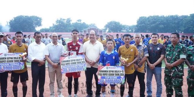 Bupati menyerahkan hadiah kepada para juara SSB U-15 di Stadion Mutiara Kisaran