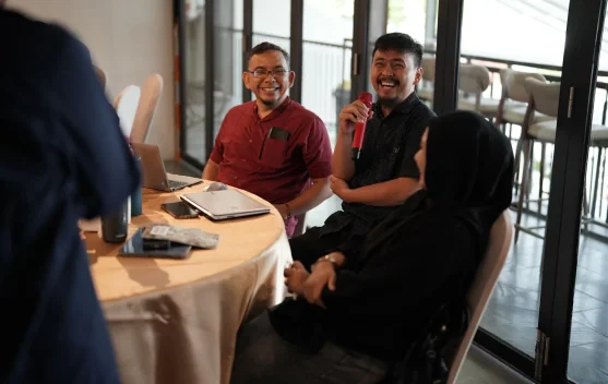 Peserta lokakarya Festival Ngobrol Buku berdiskusi tentang cerita rakyat Sumatra Utara