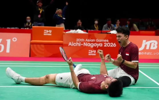 Leo Rolly Carnando dan Daniel Marthin merayakan emas ganda putra Asian Games 2026