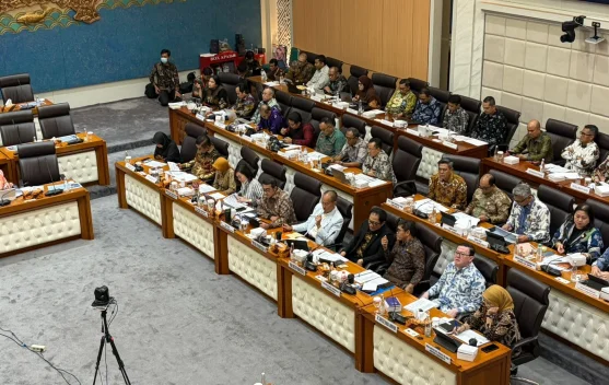 Menteri Ekonomi Kreatif Teuku Riefky Harsya saat rapat dengan DPR