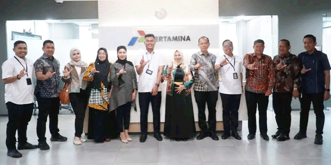 Plt Bupati Langkat menyerahkan plakat penghargaan kepada perwakilan Pertamina di Jakarta