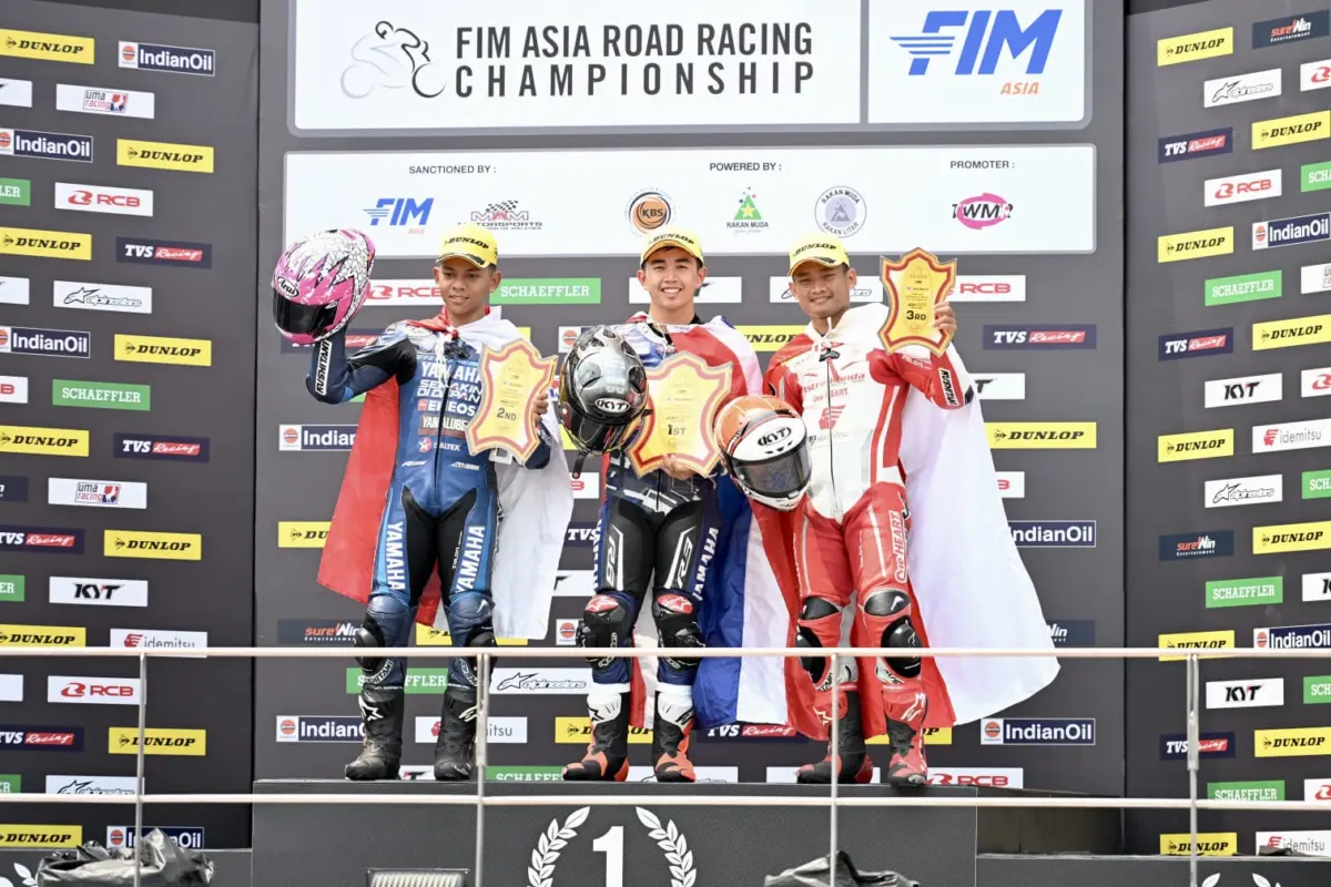 Rheza Danica Ahrens merayakan podium di ARRC Sepang 2026 dengan motor CBR250RR