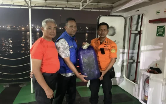 Kapal dan helikopter Tim SAR melakukan penyisiran di Selat Sunda