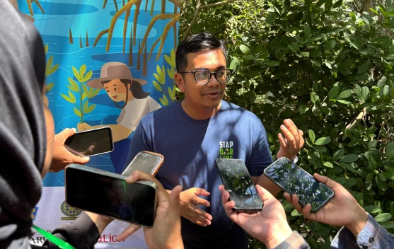Penanaman bibit mangrove di Tahura Ngurah Rai, Denpasar Selatan