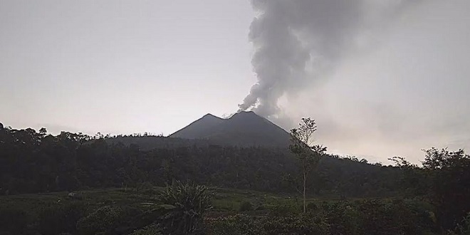 Asap putih-kelabu mengepul dari puncak Gunung Sinabung