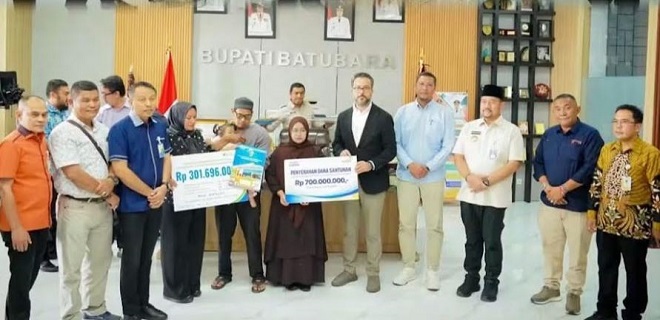 Penyerahan bantuan oleh Bupati Batubara kepada keluarga korban kebakaran di PT Evyap