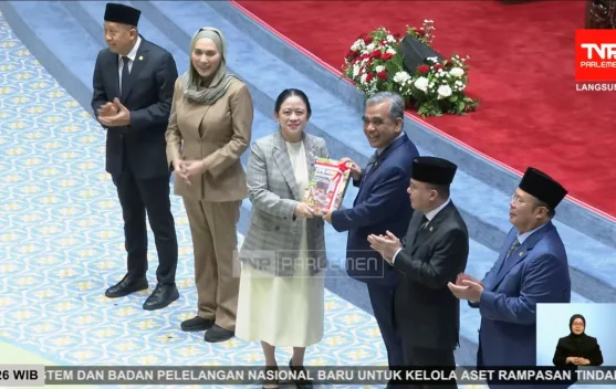 Ketua DPR Puan Maharani menyampaikan laporan kinerja DPR pada Rapat Paripurna HUT ke-81