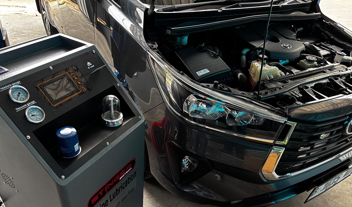 Area servis MASTERCARS.ID dengan beberapa mobil pada stall untuk layanan quick service