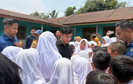 Wapres Gibran berbicara dengan orang tua siswa di SDN Pasusukan, Batang