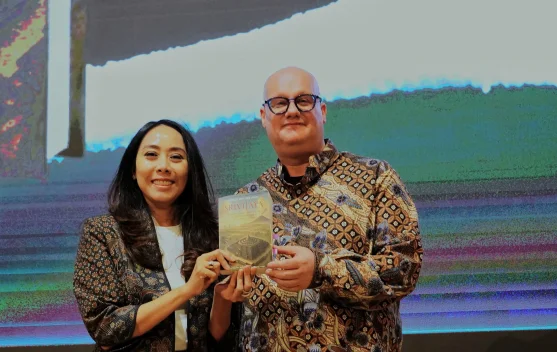 Peluncuran buku Srivijaya di Museum Nasional Indonesia dengan penulis dan pejabat museum