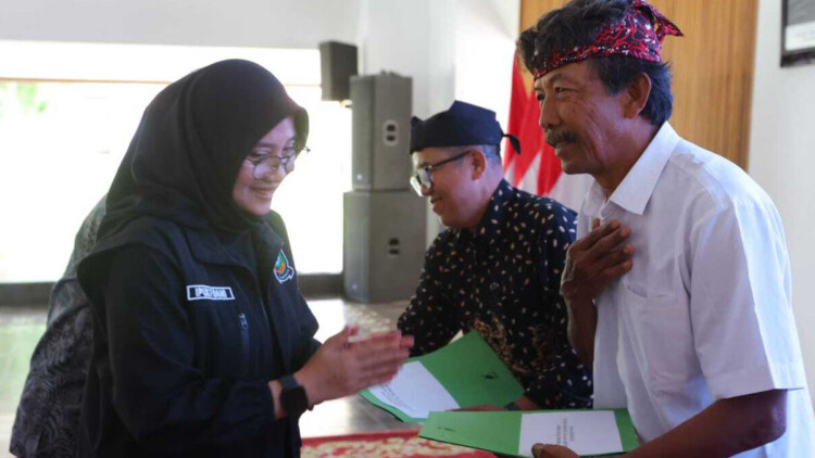 Penyerahan insentif guru rohani di Pendopo Shaba Swagata Blambangan Banyuwangi