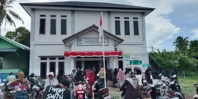 Warga antre menerima beras bantuan Bulog di Kantor Keuchik Leu Ue Aceh Besar