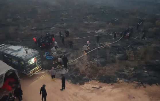Petugas memadamkan kebakaran gambut dengan jet pump dan scanning di Desa Teluk Limau