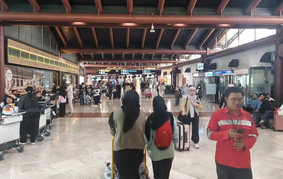 Penumpang menunggu informasi di bandara akibat penutupan operasional karena abu Anak Krakatau