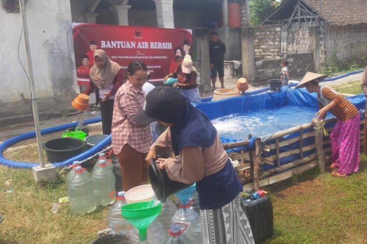 Relawan mengirimkan bantuan air bersih kepada warga terdampak kekeringan di Bojonegoro