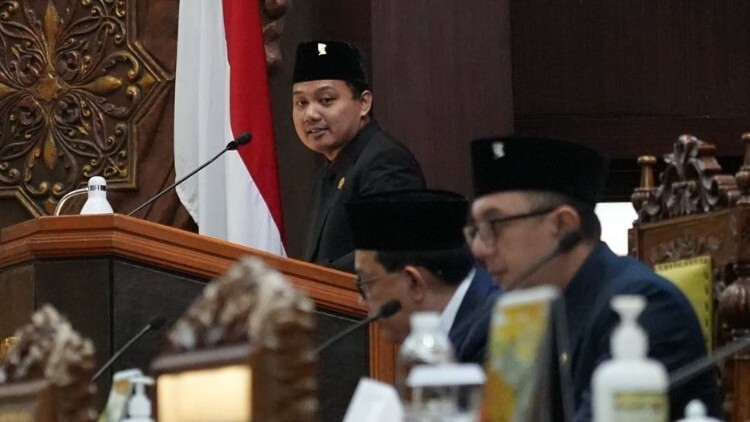 Rapat pembahasan Raperda Perubahan APBD Jawa Timur 2026 di Surabaya