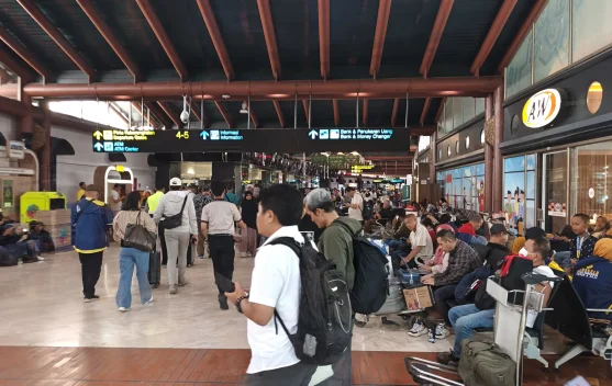 Penumpang menunggu di ruang tunggu Terminal 2 Bandara Soekarno-Hatta