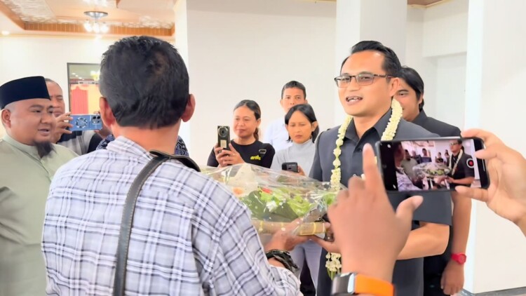 Warga membawa tumpeng di depan gedung DPRD Jember sebagai wujud dukungan