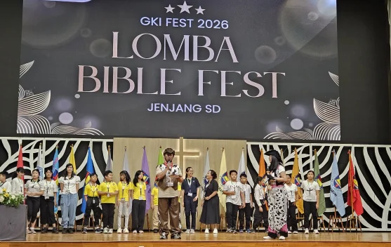 Siswa BPK Penabur Bandar Lampung memegang piala juara Bible Fest GKI Fest 2026