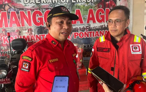 Tim pemadam kebakaran menanggulangi karhutla di Kalimantan Barat