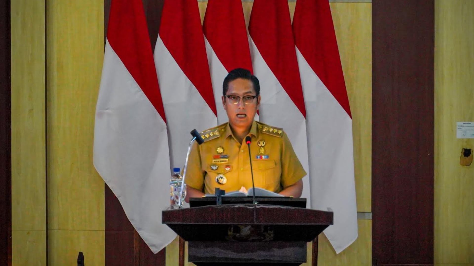 Wali Kota Medan Rico Waas memberi penjelasan dalam sidang paripurna DPRD