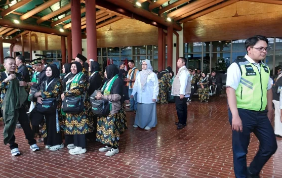 Penumpang menunggu di terminal karena gangguan penerbangan akibat abu vulkanik