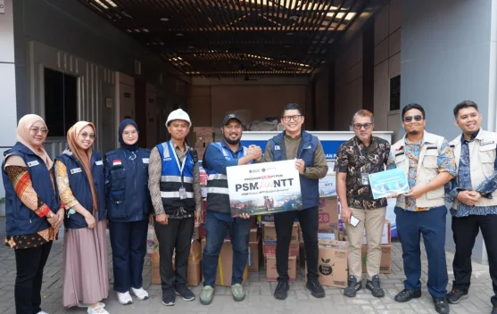 Bantuan logistik di pelabuhan untuk korban gempa Nusa Tenggara Timur