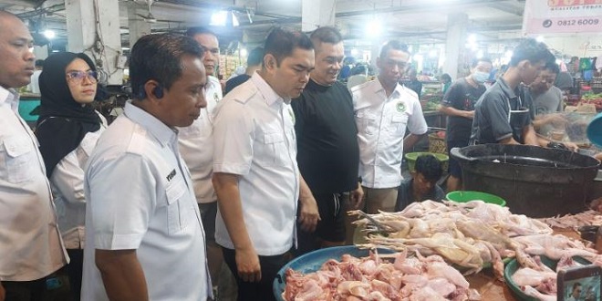 Ketua APPSI Sumut H. Ihwan Ritonga bersama stakeholder saat operasi pasar daging ayam di Pasar Sei Sikambing