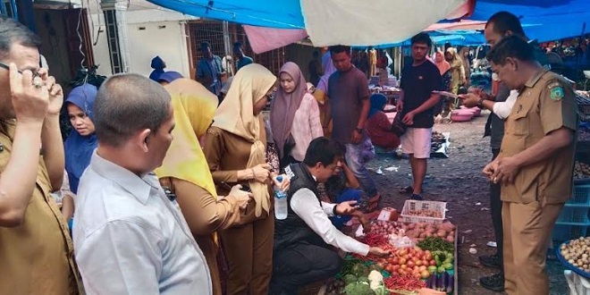 Petugas memantau pasar tradisional untuk menjaga pasokan dan harga pangan di Padanglawas