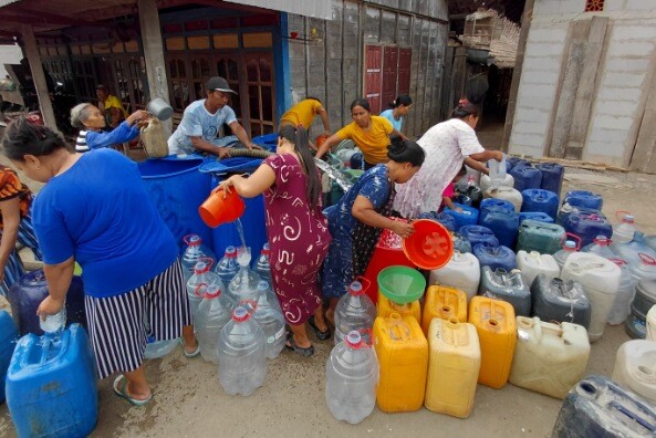 Truk tangki menyalurkan air bersih di Desa Hargomulyo, Bojonegoro