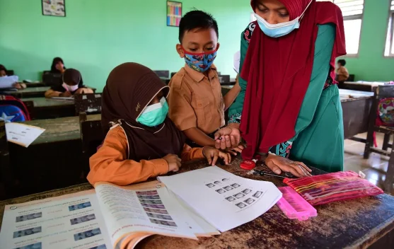 Sekolah menutup jendela dan murid memakai masker saat abu vulkanik dari Anak Krakatau