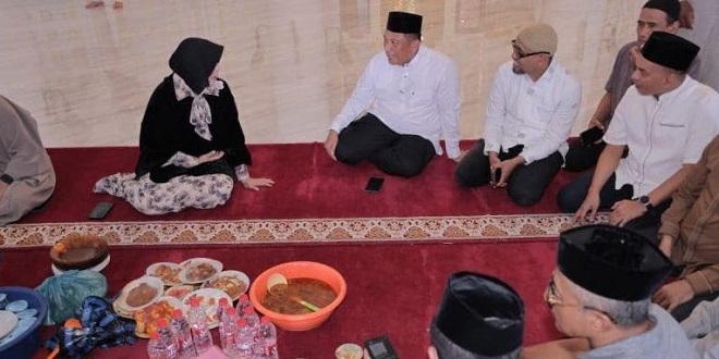 Wali Kota Banda Aceh bersama warga di Masjid Jamik Lueng Bata saat peringatan Maulid