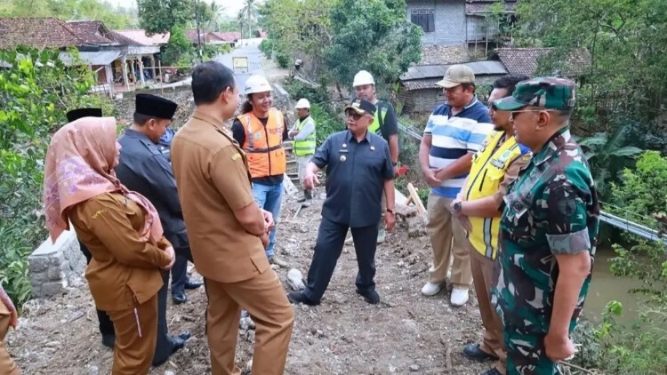 Bupati Blitar meninjau pengaspalan jalan dan pembangunan jembatan di Kabupaten Blitar
