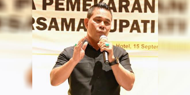 Bupati Aceh Besar memberi arahan pada pertemuan CDOB Aceh Raya di The Pade Hotel, Darul Imarah